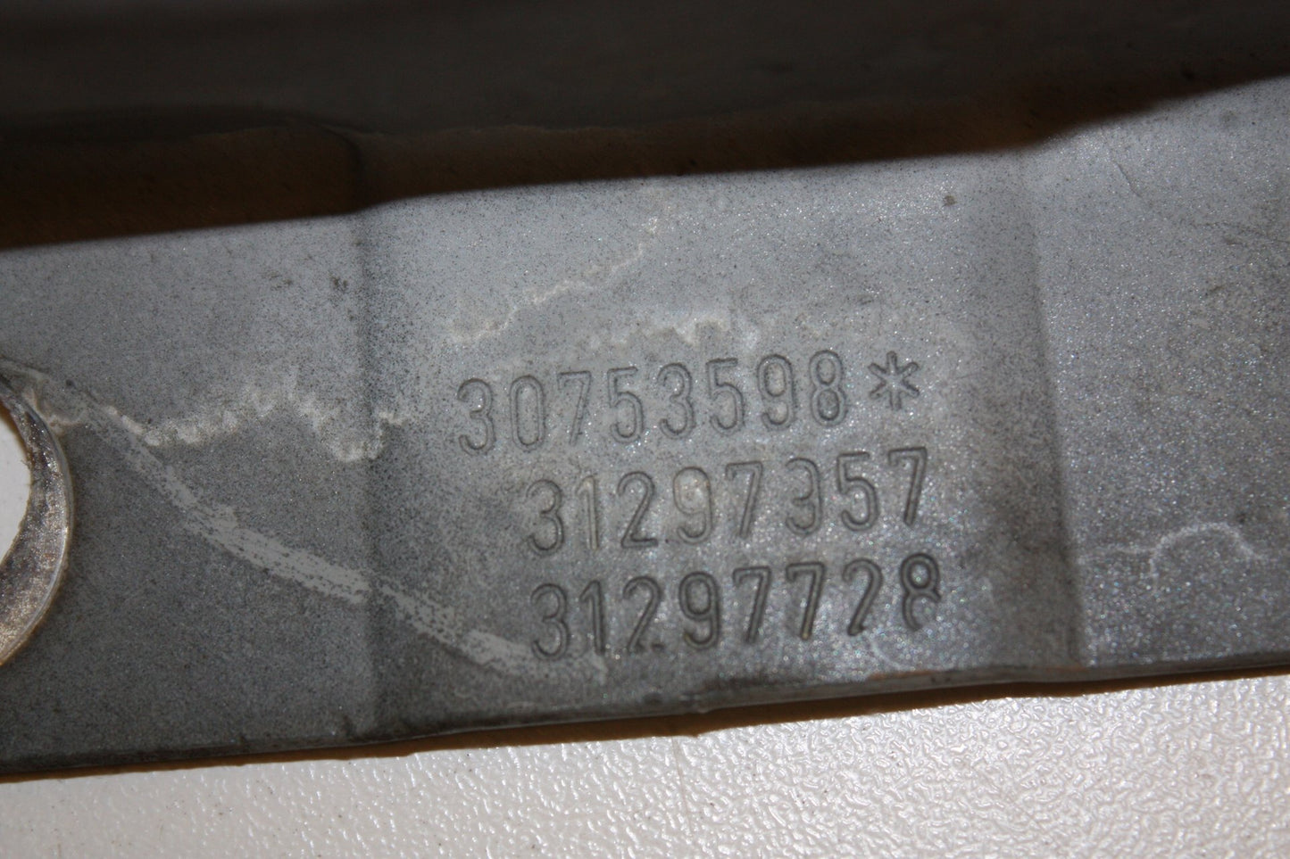 2007 - 2012 Volvo C30   Right Bonnet Hinge 30753598