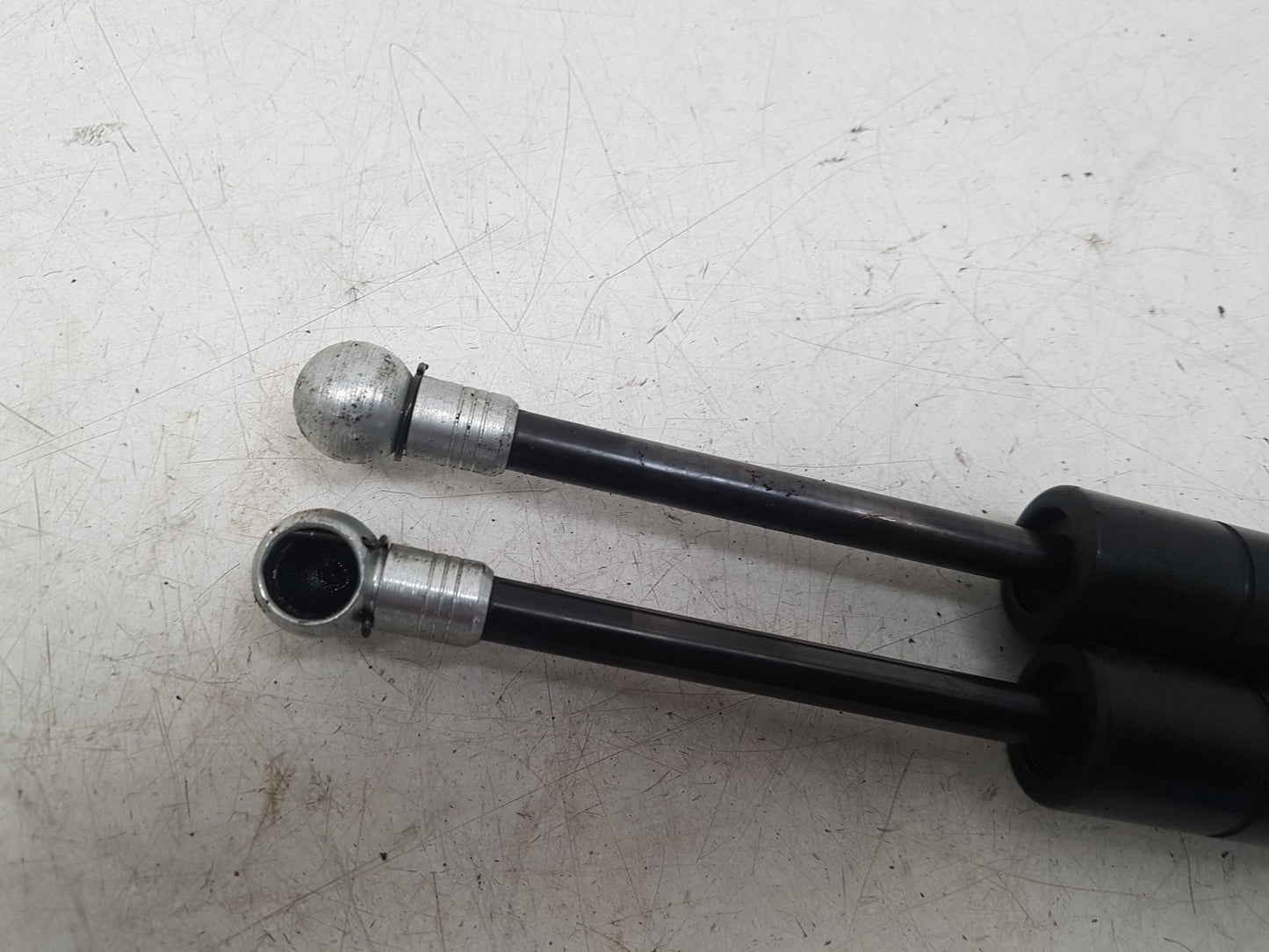 2004 - 2007 Volvo XC70  Estate TAILGATE STRUTS (PAIR) 30674494