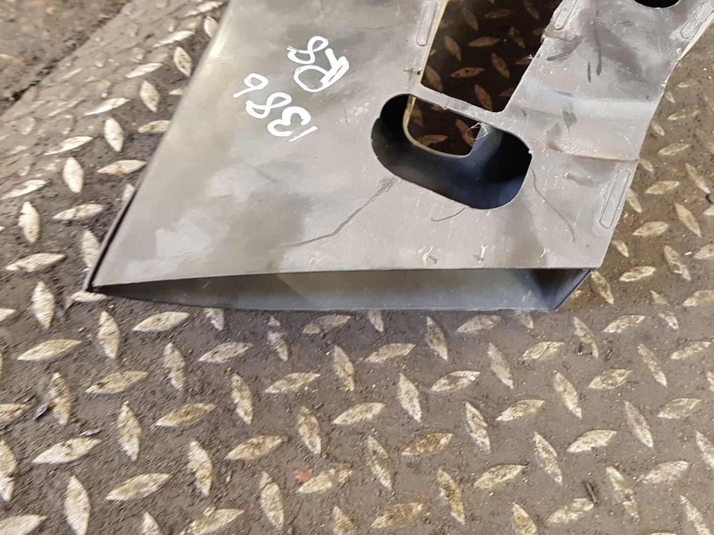 2007 - 2010 Audi R8   AIR GUIDE (BAFFLES) FRONT 420117336