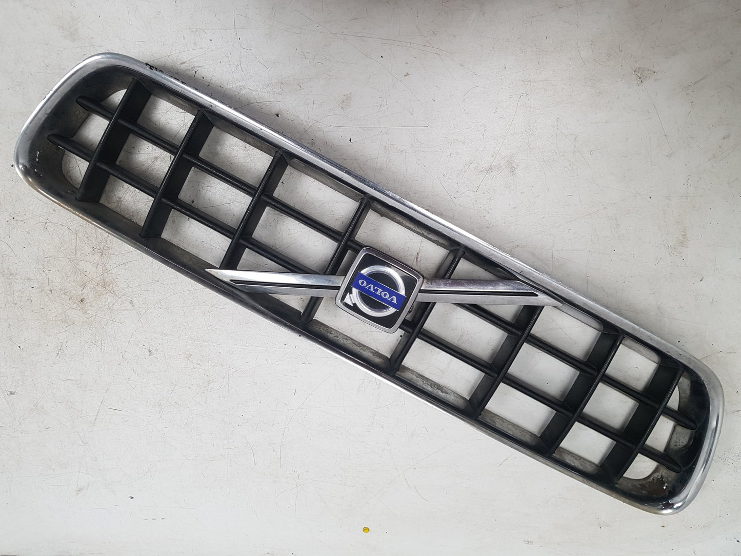 2007 Volvo C70  Convertible FRONT GRILL 08620343