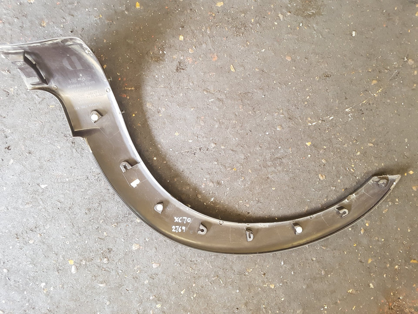 2000 - 2007 Volvo XC70  Estate Right Front Wheel Arch Moulding 30678044
