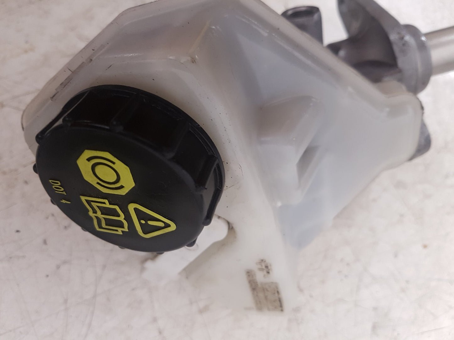 2008 - 2011 Volvo V70  Estate BRAKE FLUID RESERVOIR AND MASTER CYLINDER 36010082