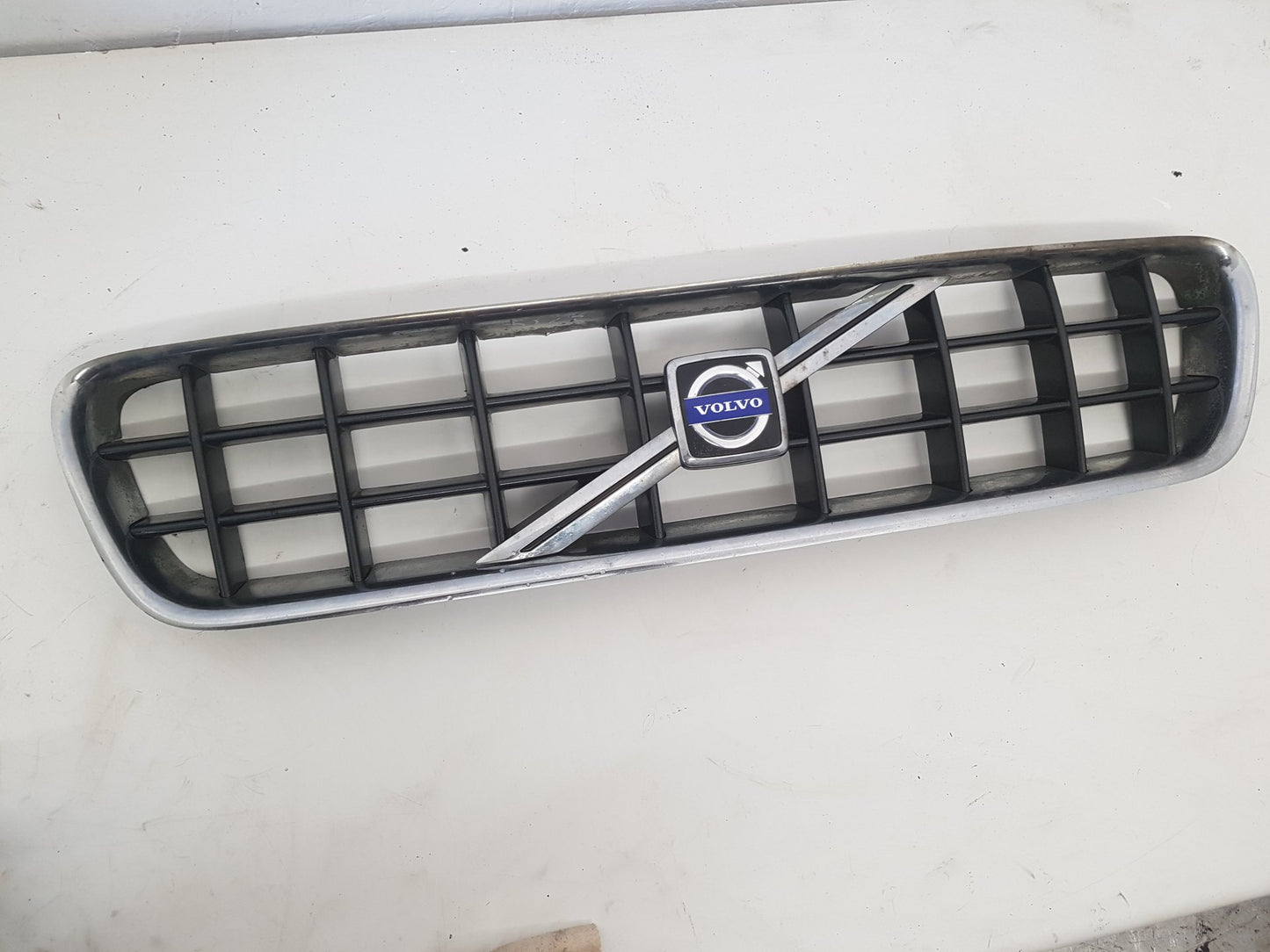 2007 - 2013 Volvo C70  Convertible FRONT GRILL 08620343