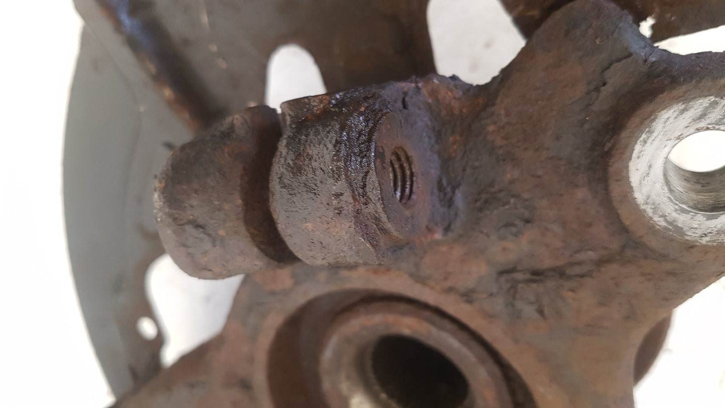 2010 Volvo XC70  Estate Right Front Hub Assembly