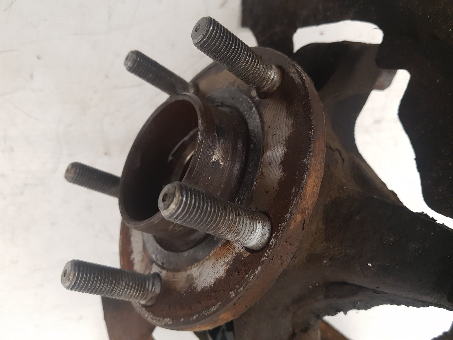 2010 - 2012 Volvo S40  Saloon Right Front Hub Assembly 3M51-3K170