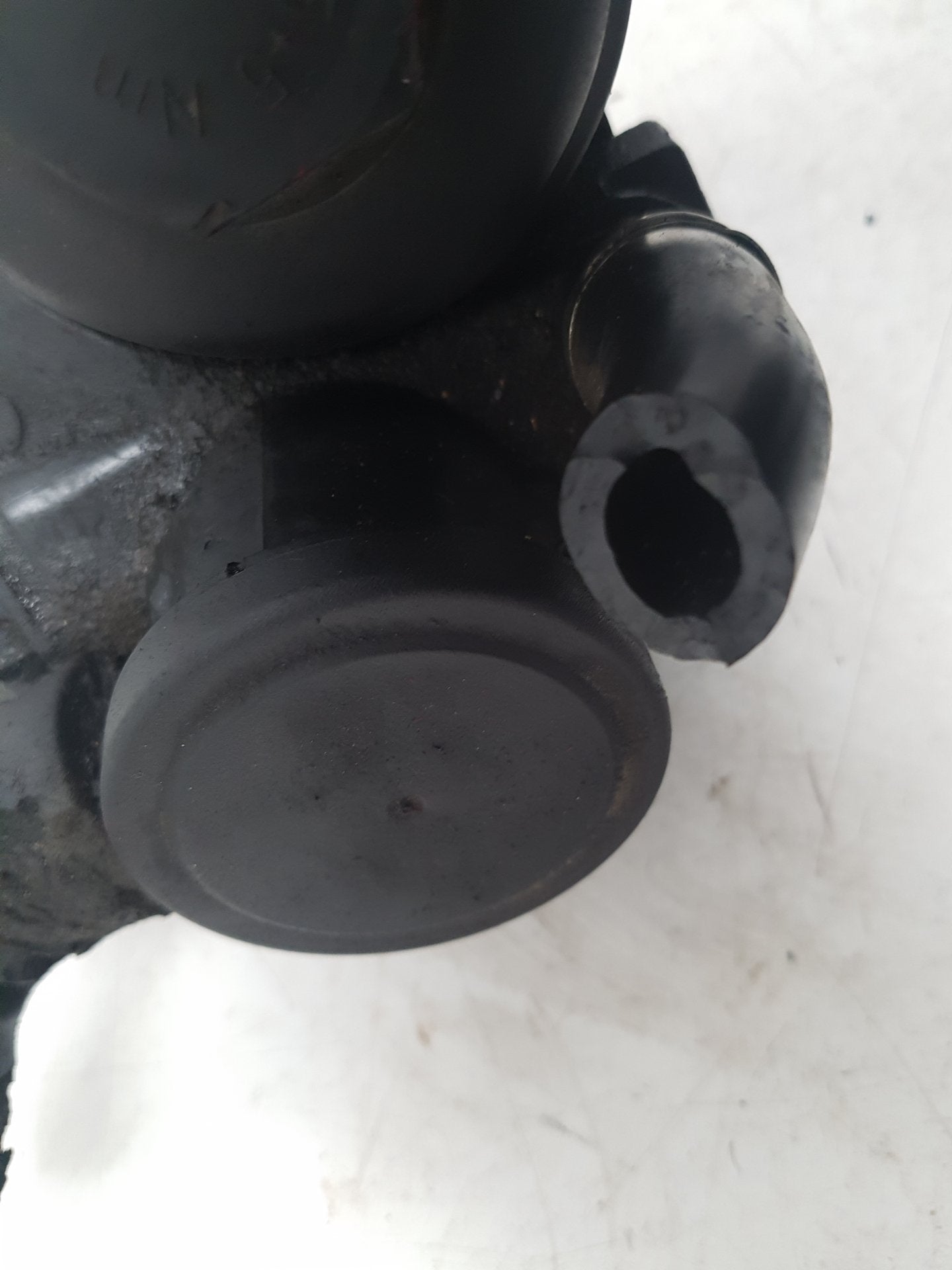 2007 Volvo C70  Convertible Oil Filter Housing 30684381