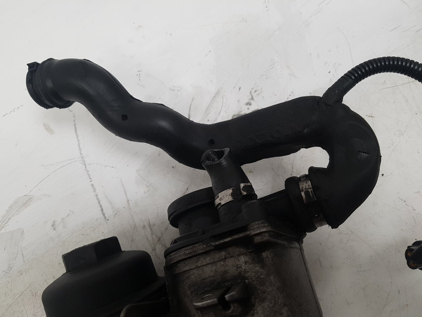2006 - 2010 Volvo C70  Convertible Oil Filter Housing 6740273266