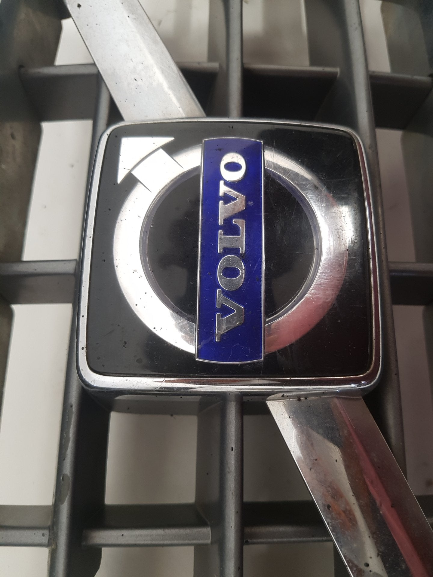 2003 - 2014 Volvo XC90   FRONT GRILL 30678980