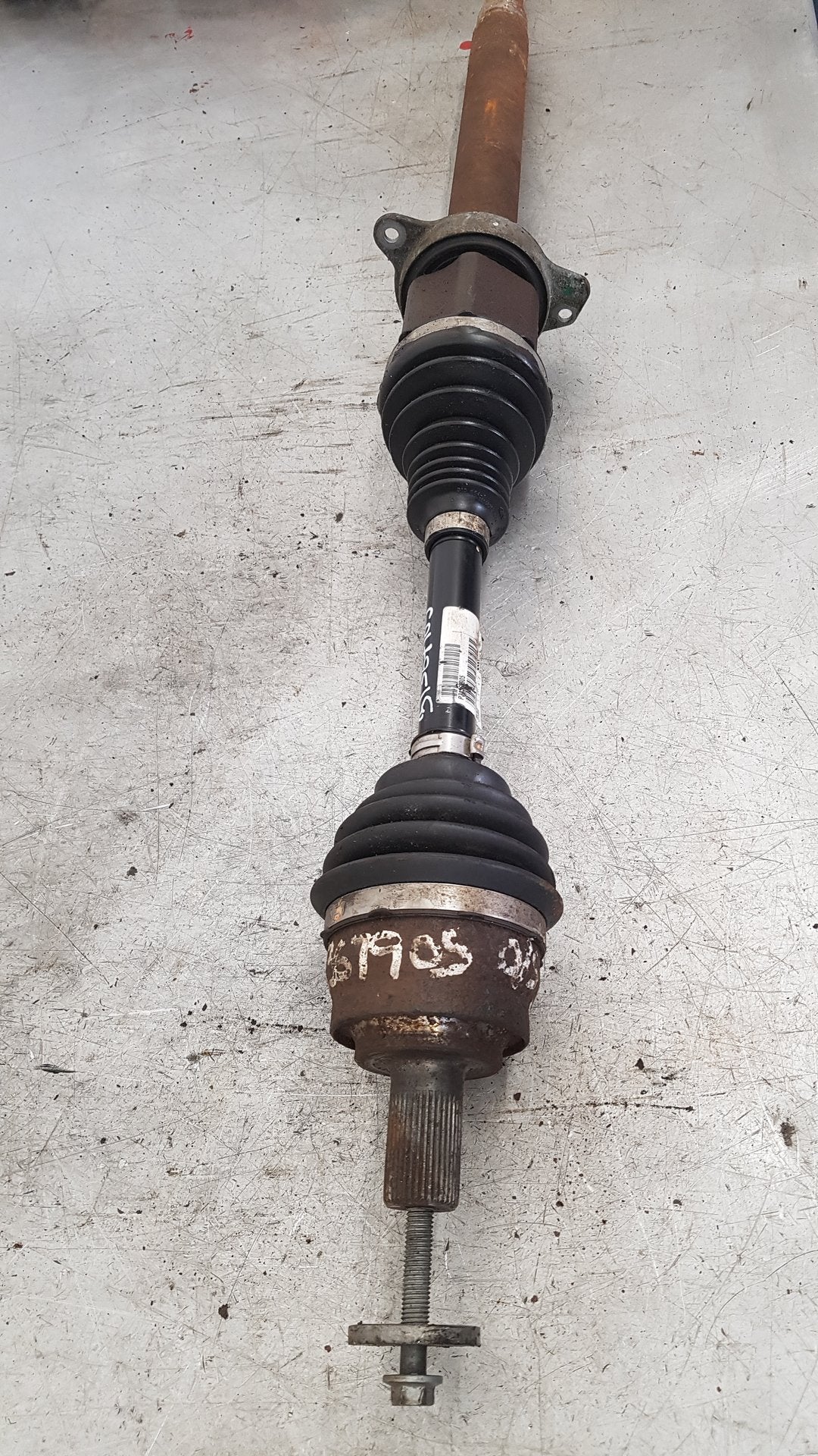 2014 - 2018 Volvo V40  Hatchback Driveshaft (Manual) UK Drivers Side Front. 31367905