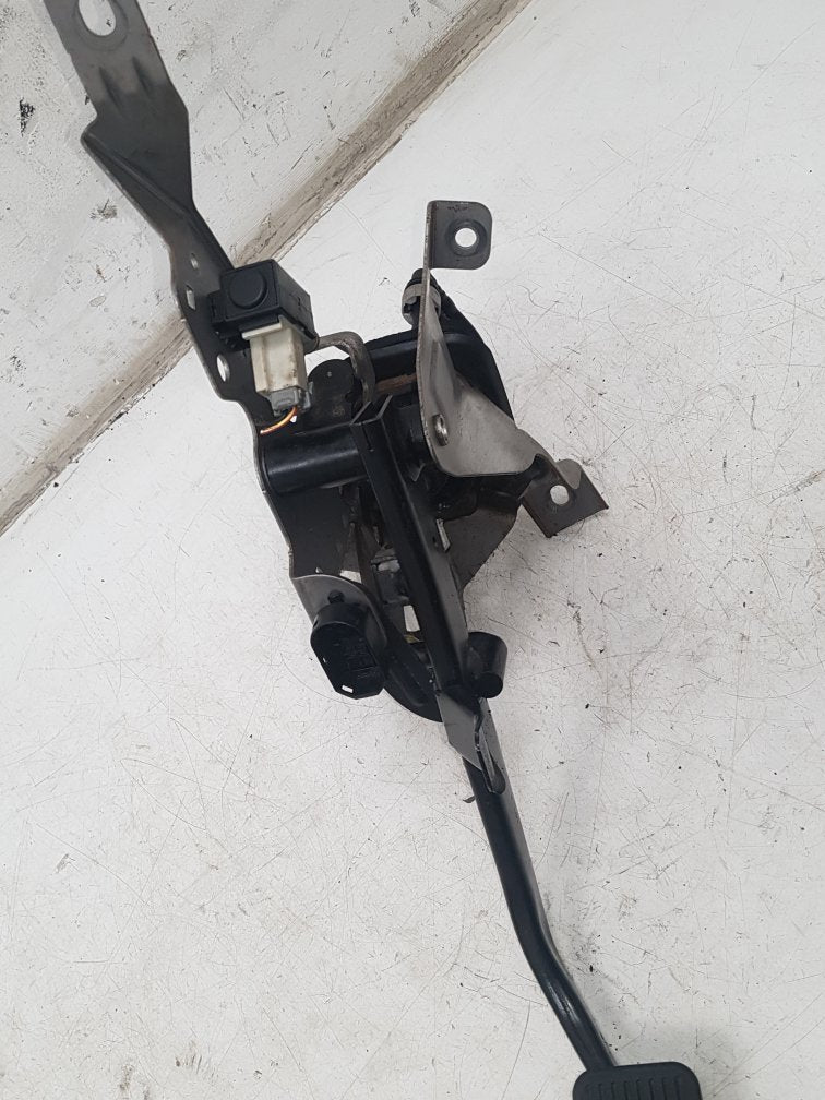 2006 - 2012 Volvo C70  Convertible Clutch Pedal 30760724