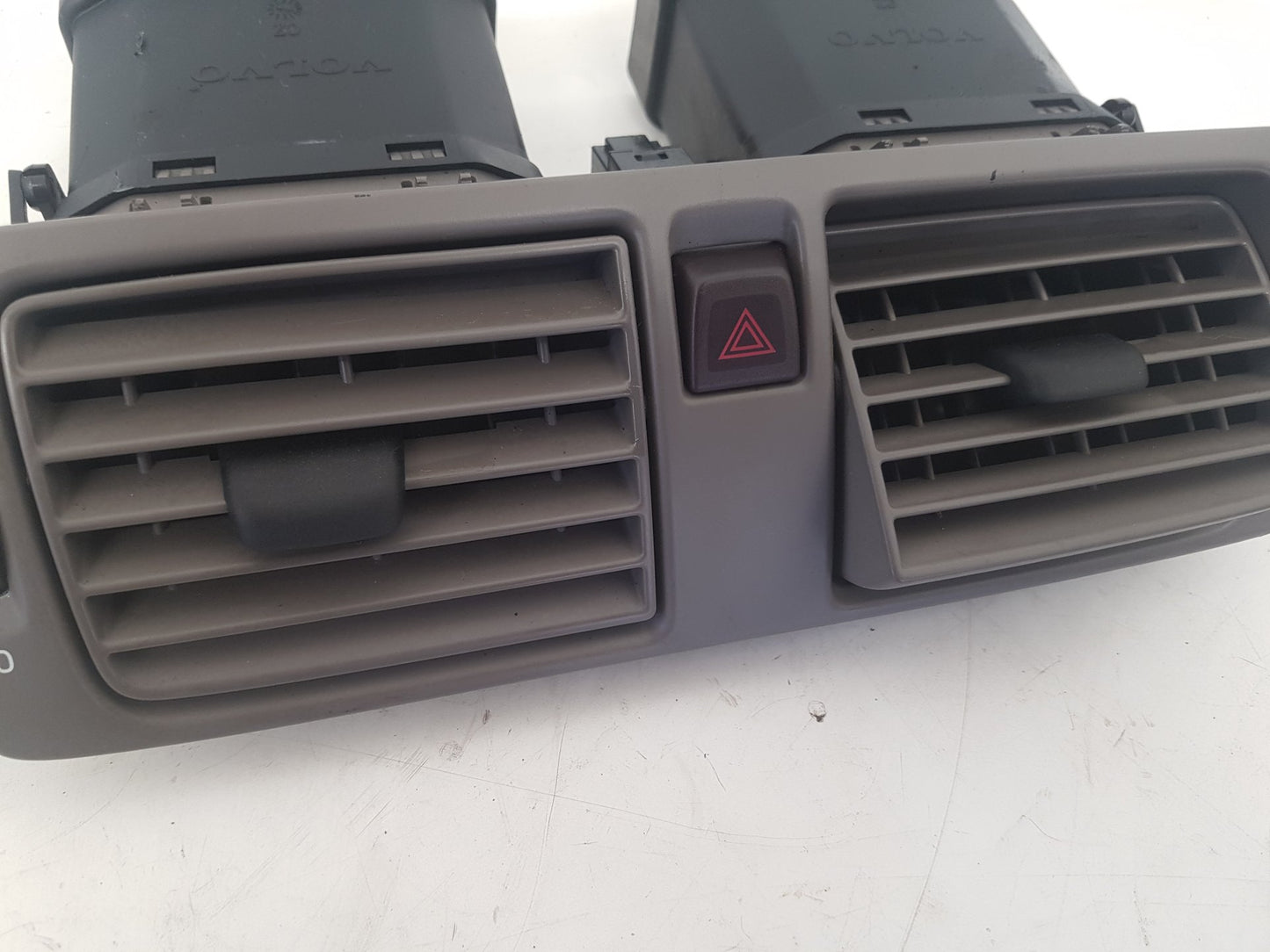 2005 Volvo V50  Estate AIR VENT (CENTRE FRONT)
