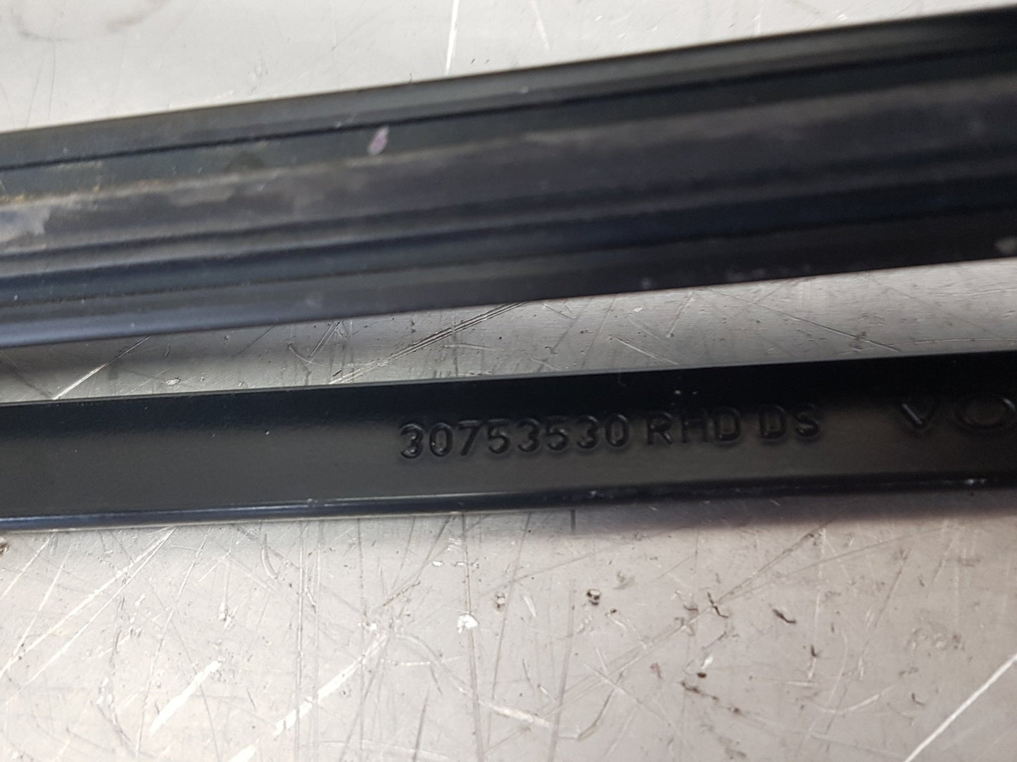 2008 - 2017 Volvo XC60  Estate FRONT WIPER ARMS (PAIR) RH 30753530