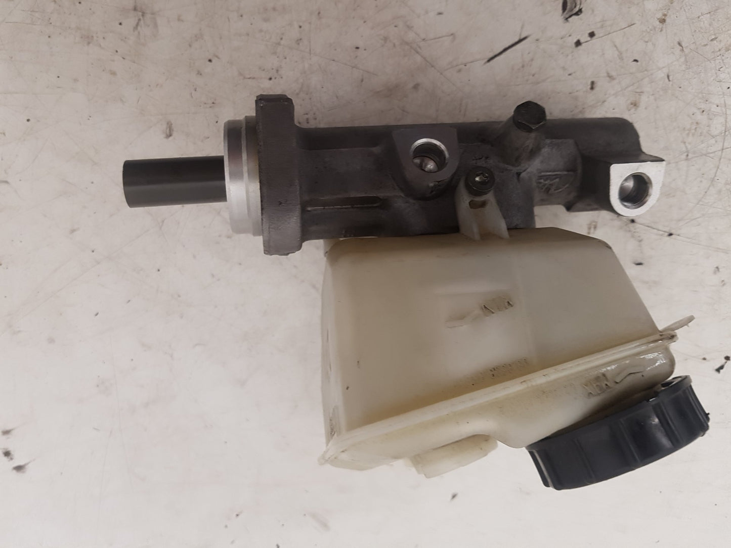 2004 - 2007 Volvo XC70  Estate BRAKE FLUID RESERVOIR AND MASTER CYLINDER