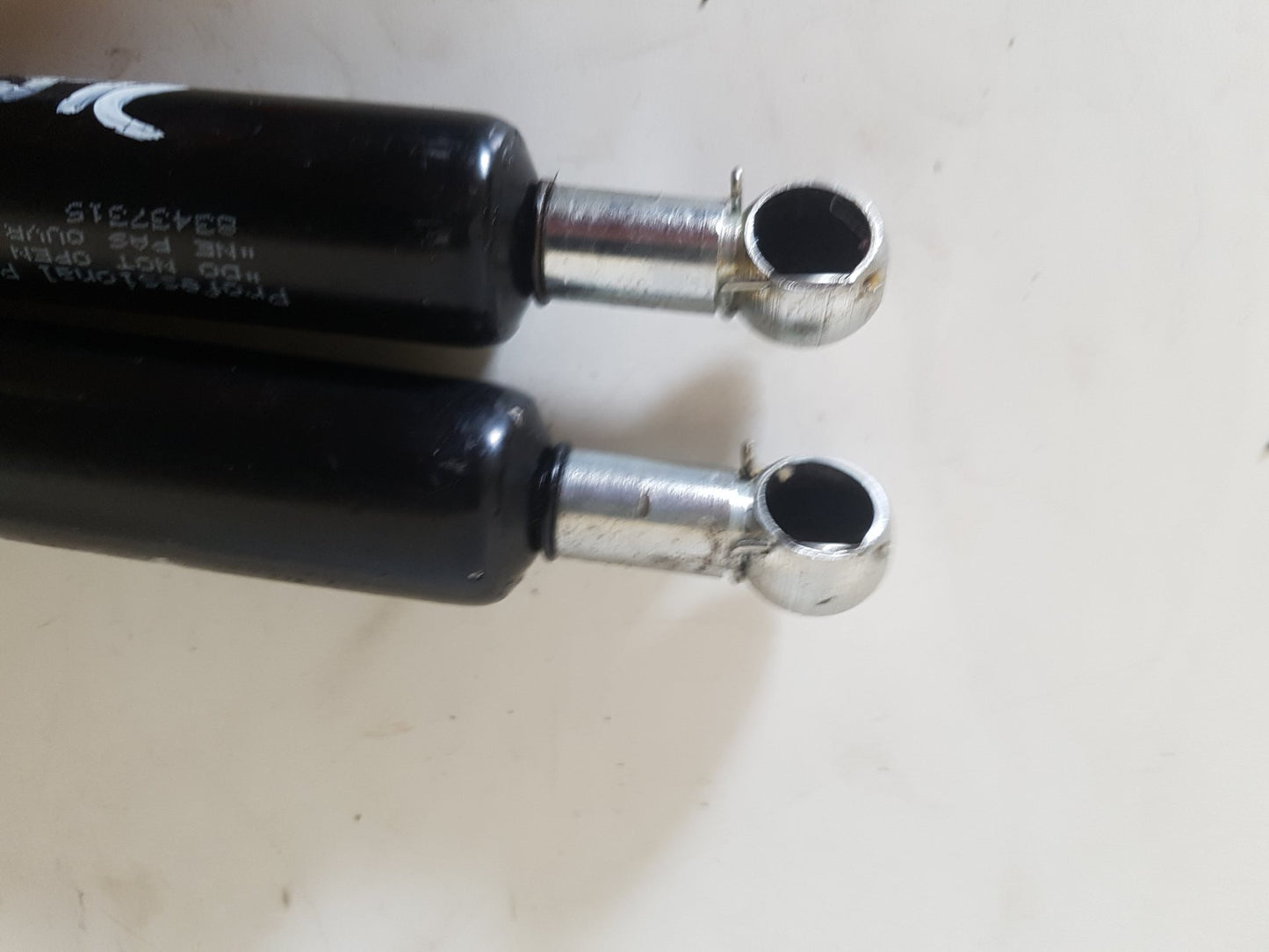 1992 - 1997 Volvo 850  Estate DOG GUARD GAS STRUTS 83437315