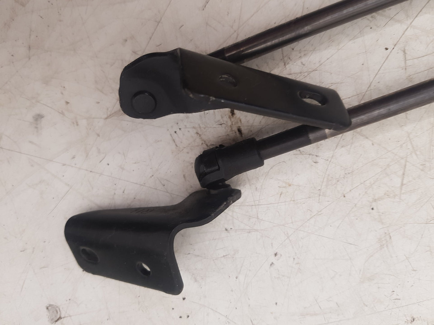 2005 - 2010 Volvo XC90  Estate TAILGATE STRUTS/RAMS - PAIR 30634580