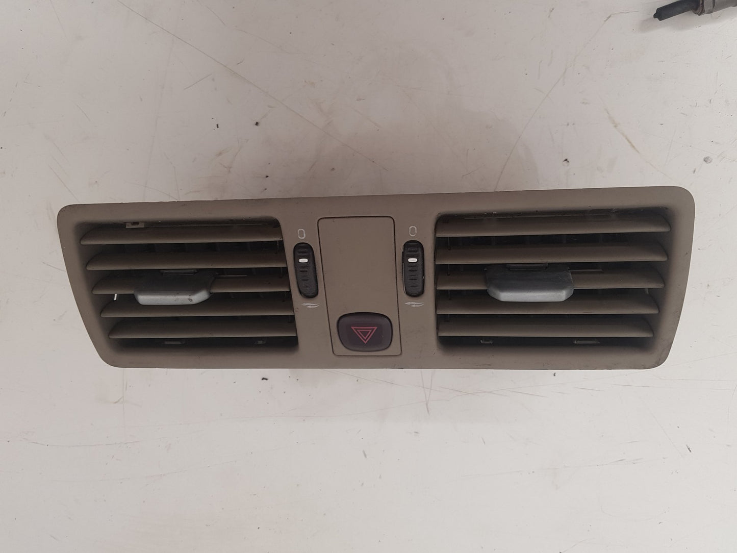 Volvo XC90 XC90 BEIGE CENTER DASHBOARD VENT , 12-MONTH WTY Centre 2004 3409400