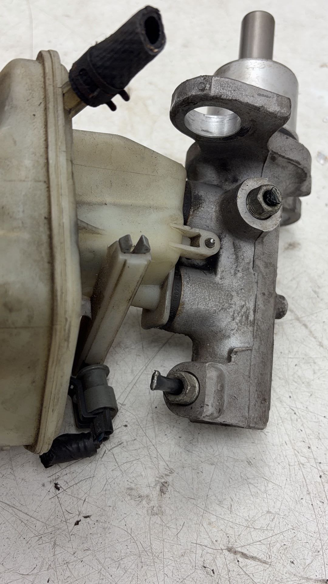 2010 Saab 9-3  Estate Brake Master Cylinder 32067070