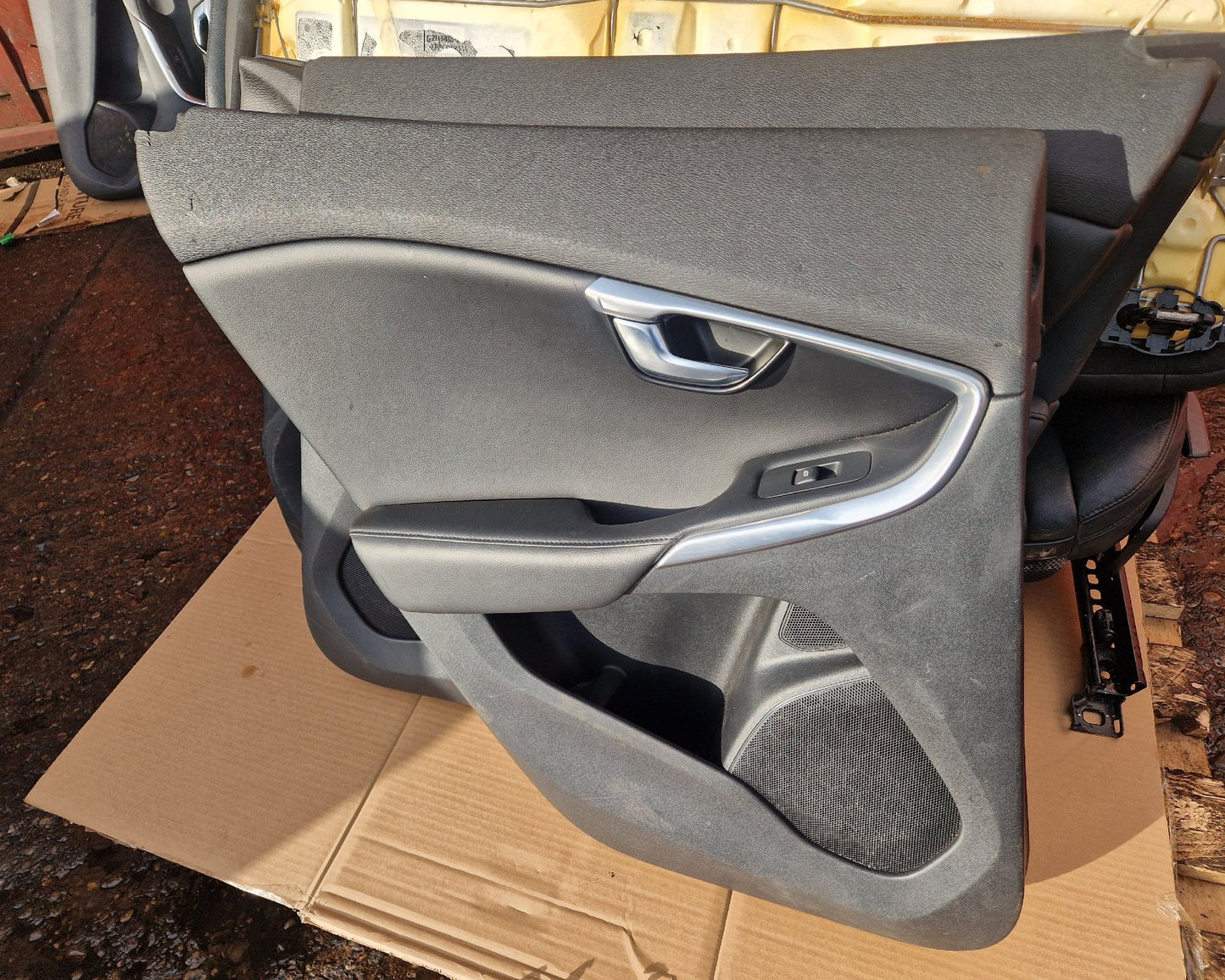 2013 - 2019 Volvo V40 III 525 Hatchback SEATS & DOOR CARDS