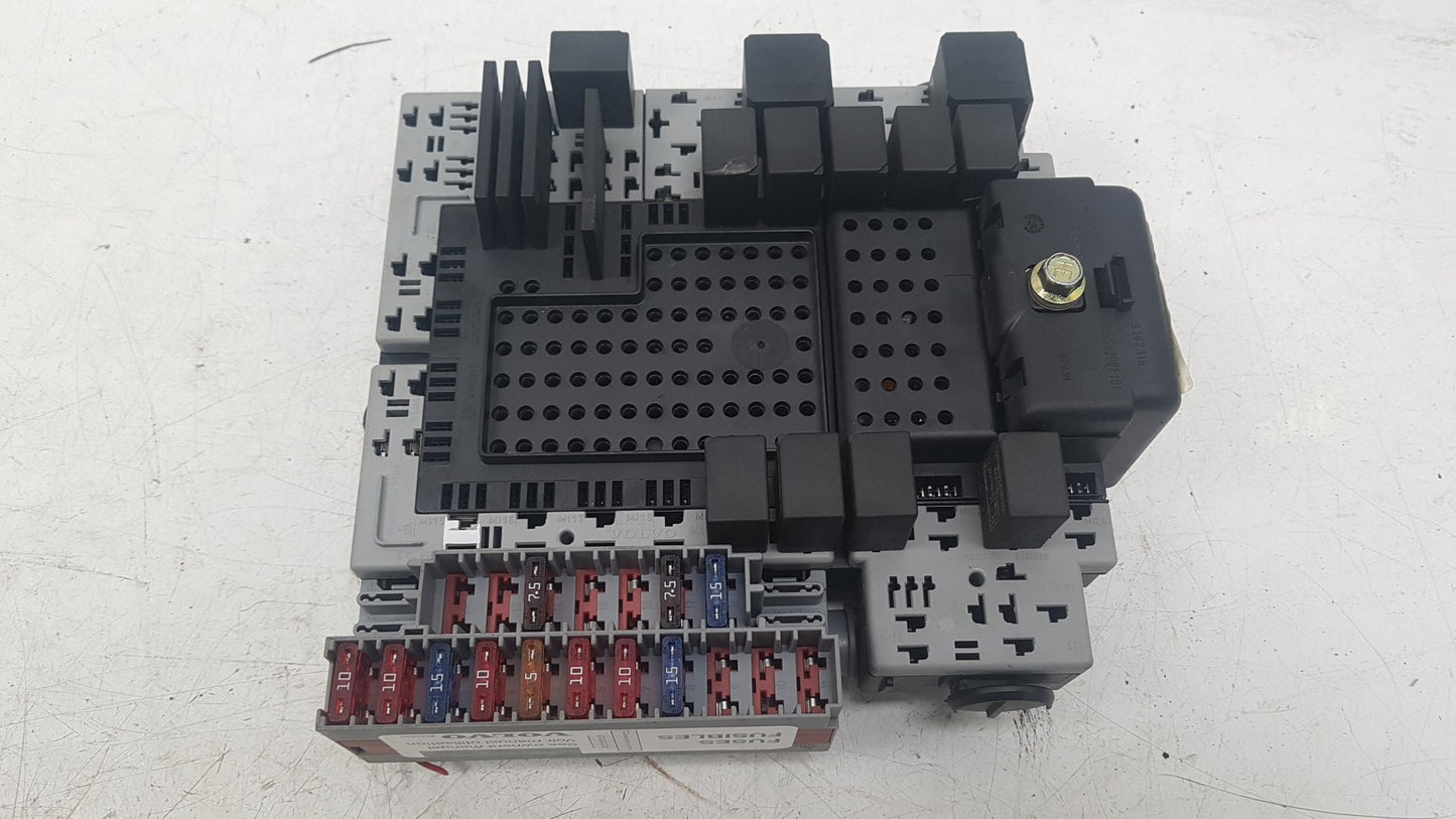 2002 - 2005 Volvo S60  Saloon Interior Fuse Box 08696098