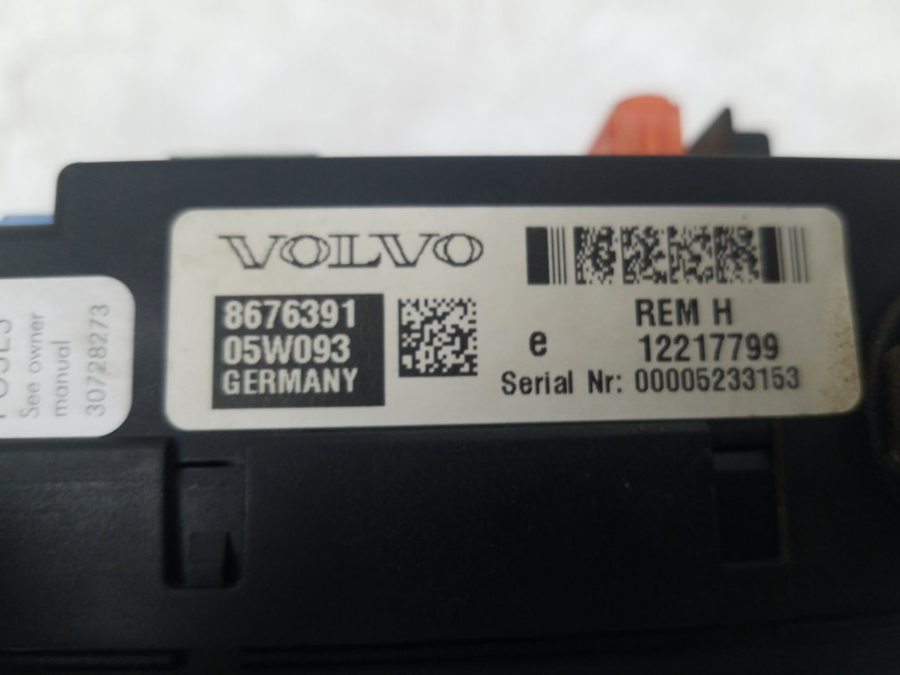 2002 - 2006 Volvo XC90  Estate FUSE BOX (BODY ECU)(REAR ELECTRONIC MODULE) 30728273