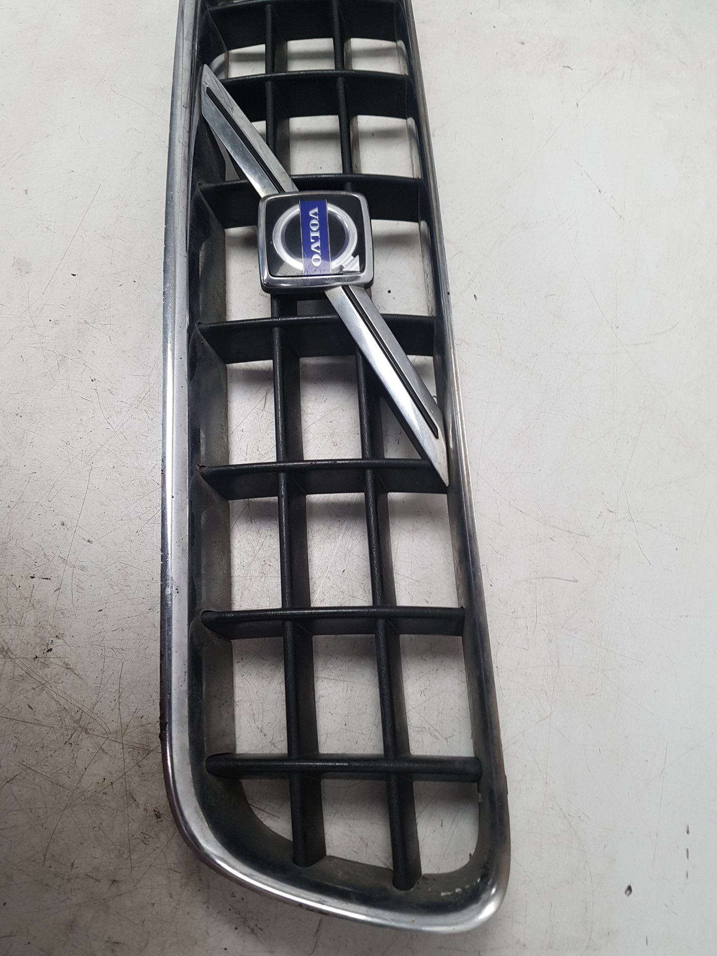 2007 Volvo C70  Convertible FRONT GRILL 08620343